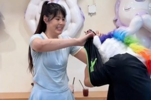 九游9GAME-可爱女生！李月汝造访独角兽店铺 左膝仍佩戴厚厚护具