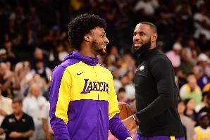 九游入口-笑逐颜开！詹姆斯表扬布朗尼：保持微笑&amp;继续前进！加油王子！