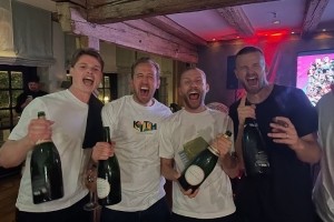 九游9GAME-首获德甲冠军，莱默尔社媒晒照，与凯恩、戴尔等队友疯狂庆祝