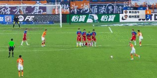 1722173535432013731.gif 萨里奇任意球.gif